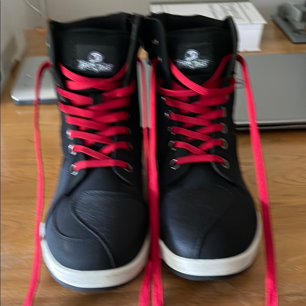 Motorcycle boots-new. Ankle toe protection. Leather, side zipper, nonslip soles